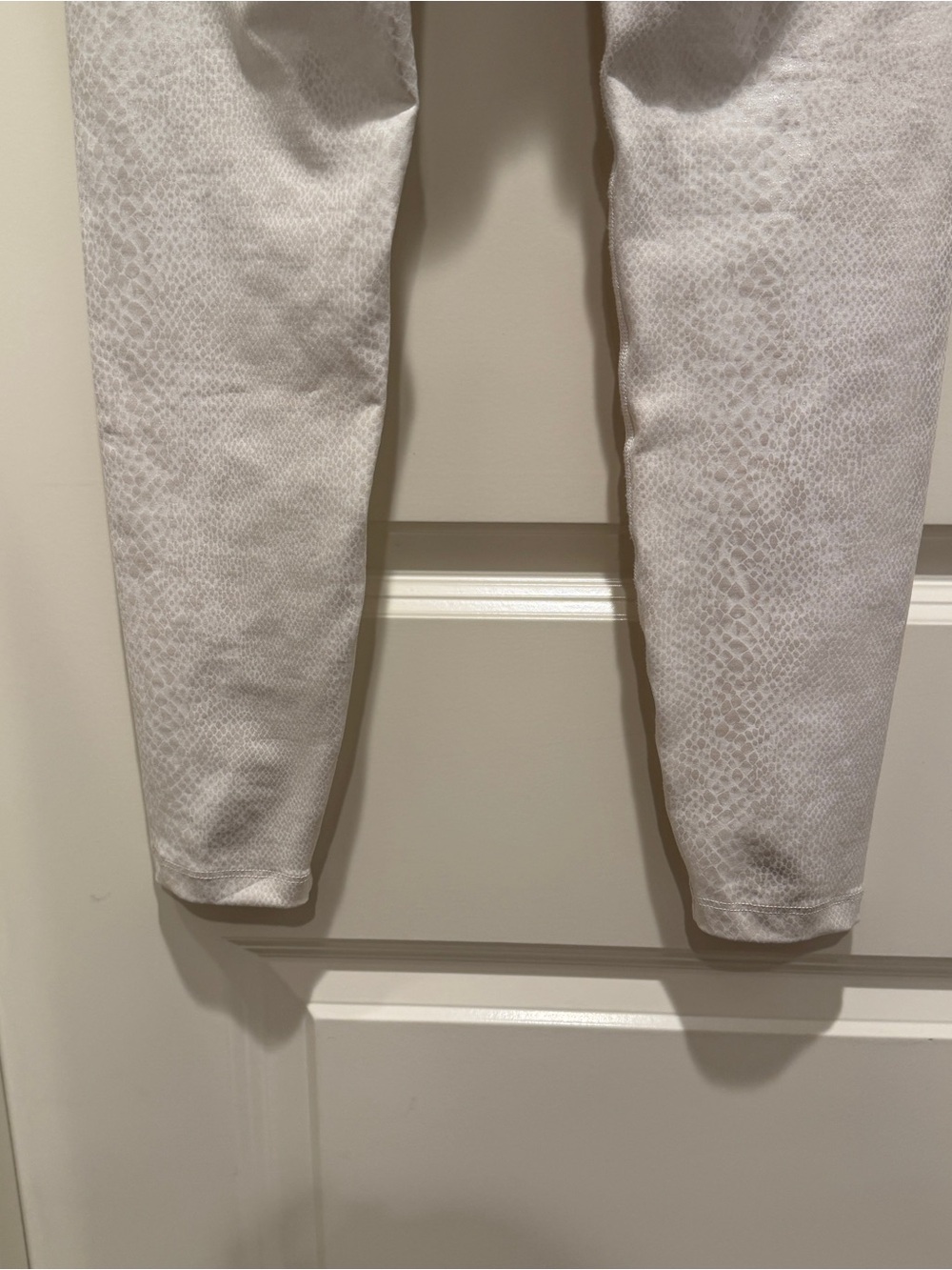 Beyond Yoga Viper White Iridescent Yoga Leggings Size Small - Picture 12 of 12